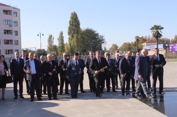 LDU-da Elmi Şura üzvləri şəhidlərin xatirəsini ehtiramla yad ediblər-FOTO