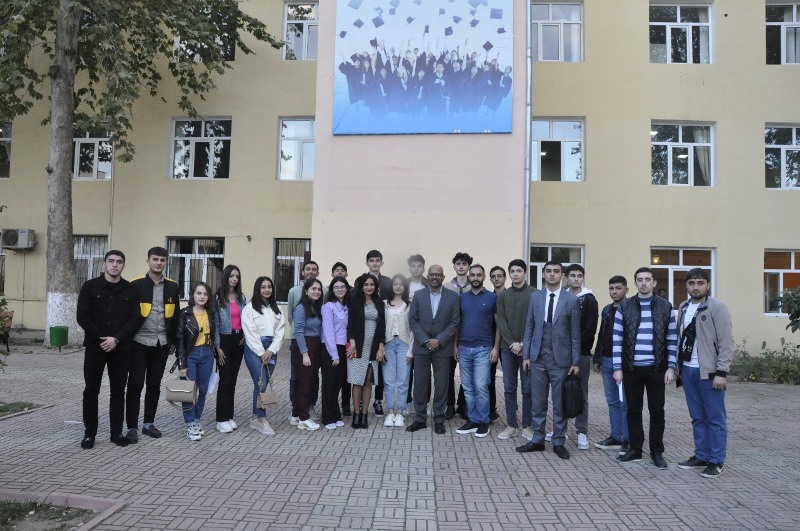 Böyük Britaniyadan olan professor tələbələrə təlim keçib-FOTO
