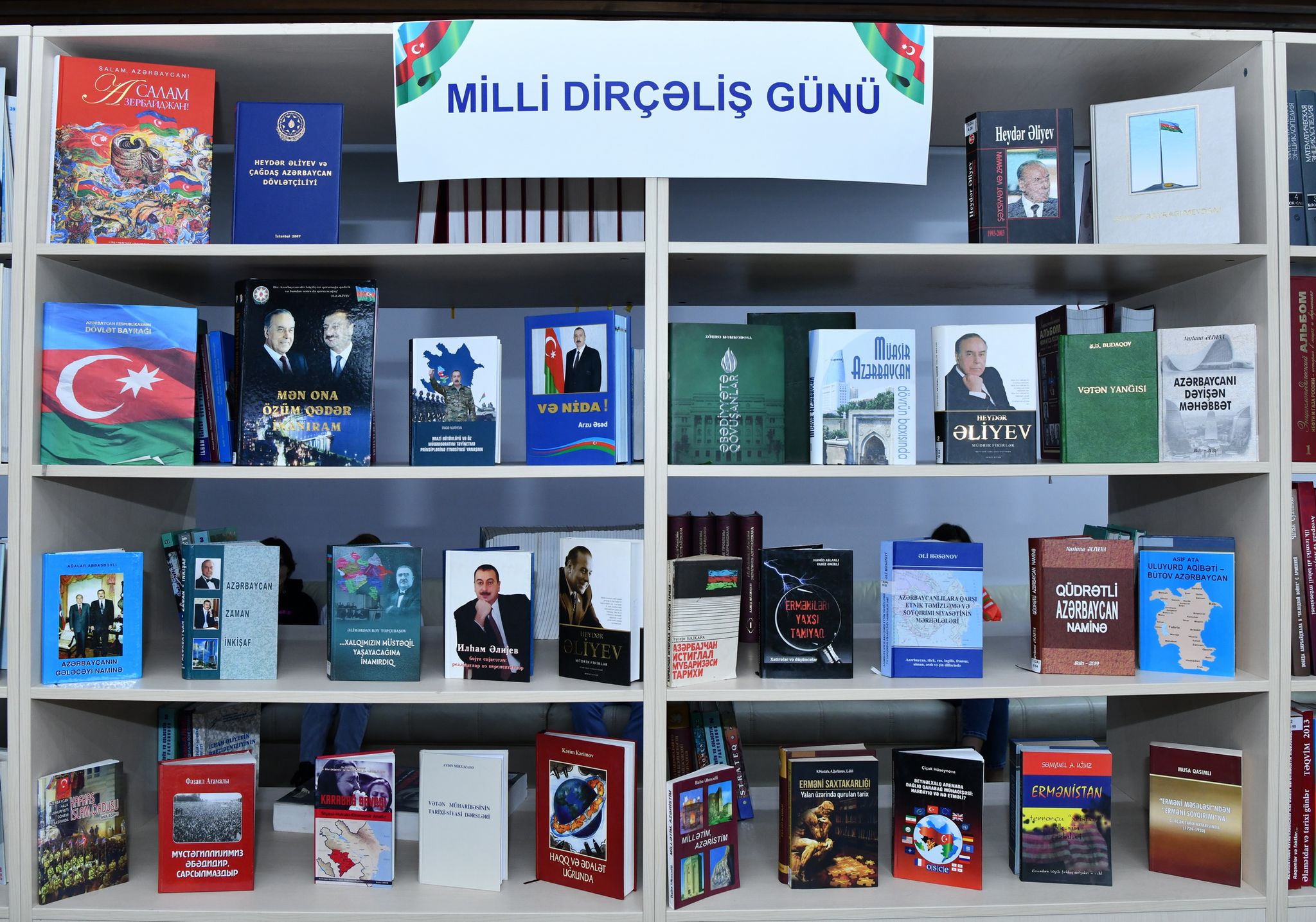 Azİİ e-Kitab Evində Milli Dirçəliş Gününə həsr olunmuş kitab sərgisi keçirilib-FOTO  