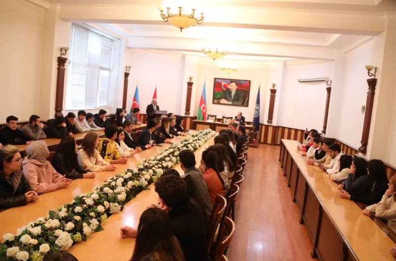 Türkiyənin Azərbaycandakı səfiri Cahit Bağcı UNEC tələbələri ilə görüşüb-FOTO