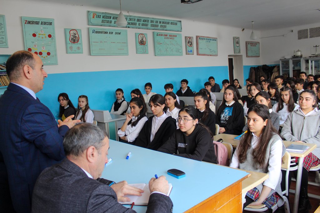BMU əməkdaşları şagirdlərlə görüşüb  