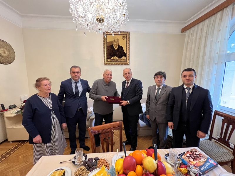 UNEC kollektivi professor Əli Həsənovun 85 illik yubileyində alimi ziyarət etdi