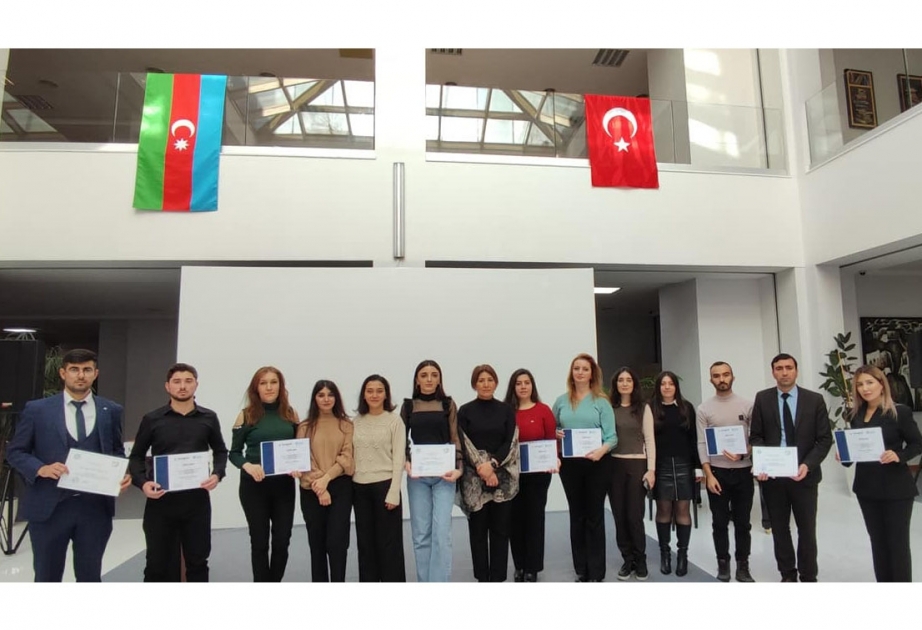 “Vikipediya” təlimlərində fərqlənən könüllülər sertifikat alıb