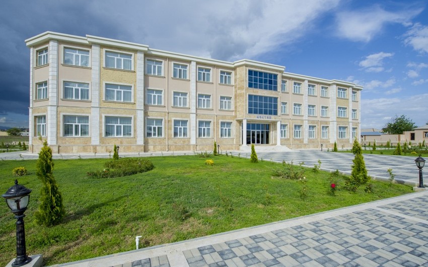 Müəllimlərlə direktor arasında mübahisə yaranıb, nazir məktəbə gəlib