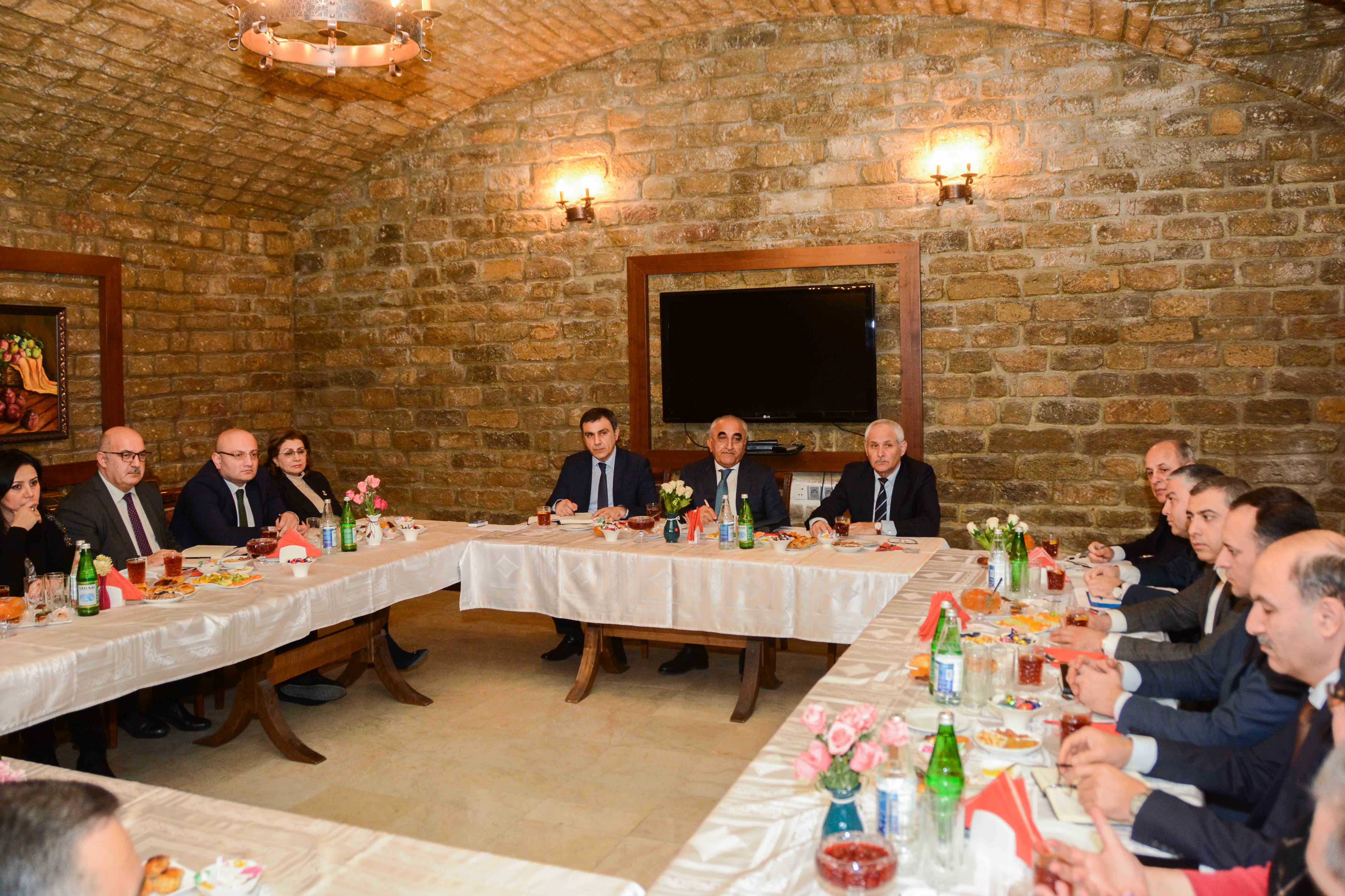 UNEC rektorunun dekanlarla növbəti görüşü keçirilib