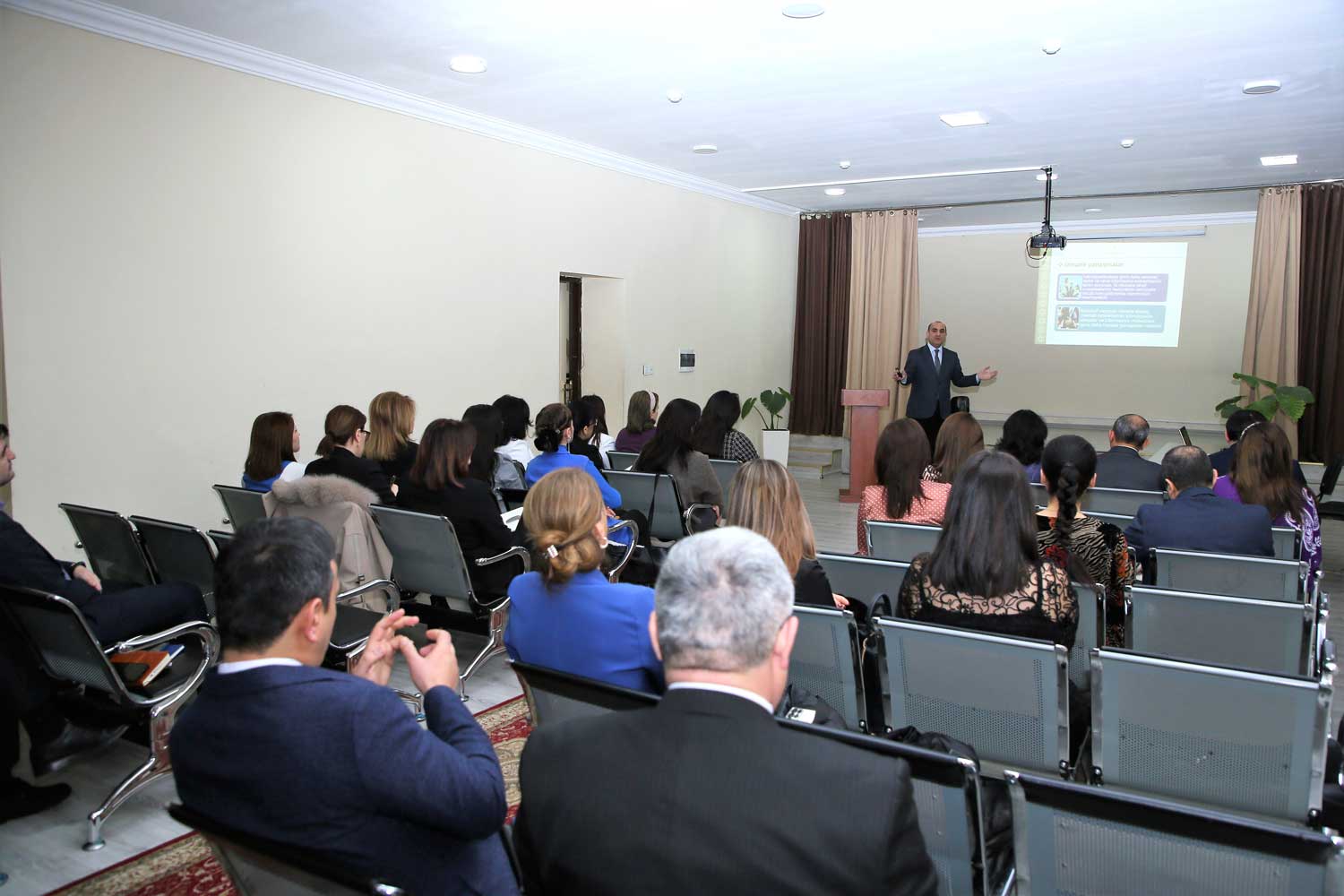 Yeni təyin olunmuş direktorlar üçün təlimlər başladı