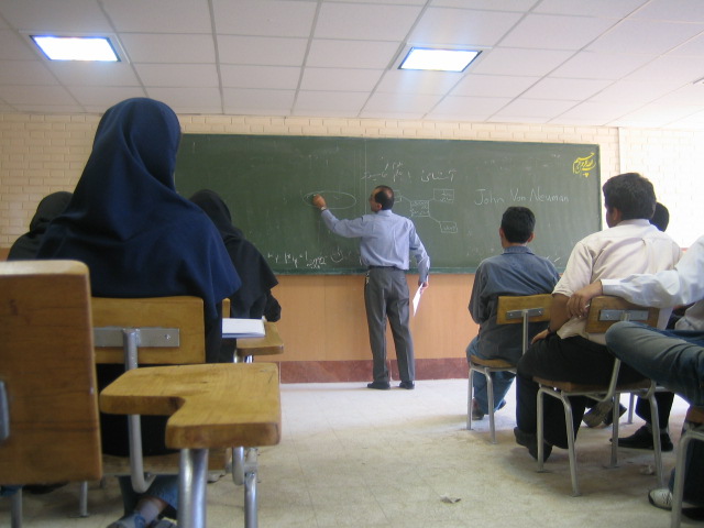 Müəllimlər din xadimlərinin müdafiəsinə qalxıblar