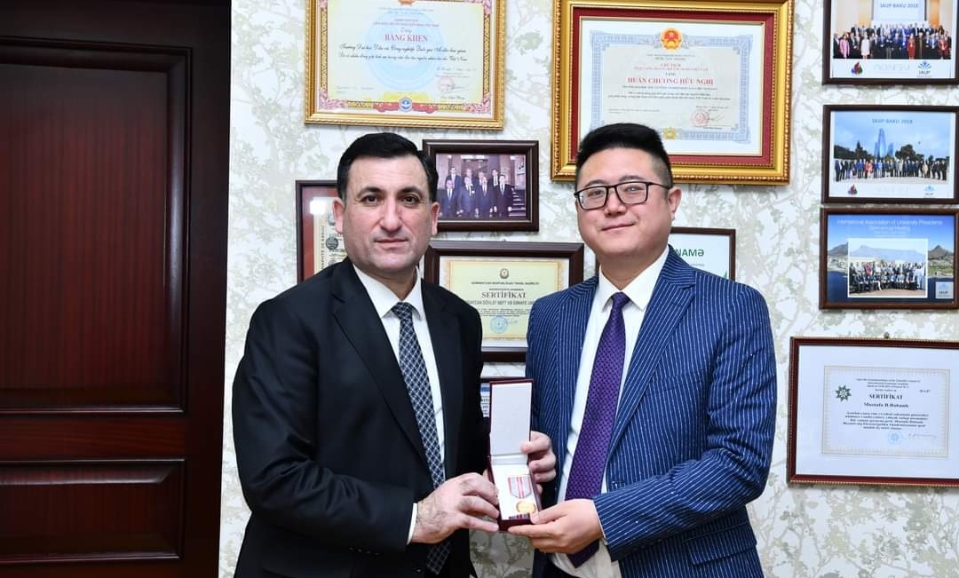 Rektor Bakıya gələn çinli doktora medal verdi