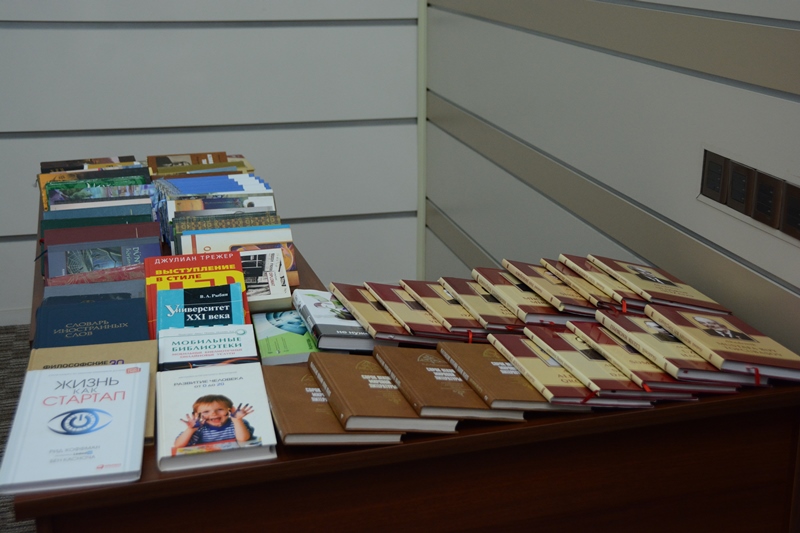 Deputat UNEC-in fonduna 80 kitab verdi