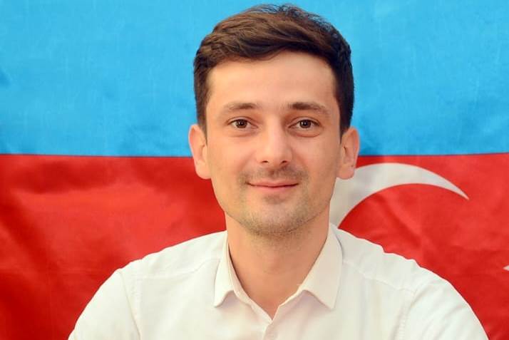 Müəllim məktəbin yararsız pianolarını təmir edib - VİDEO