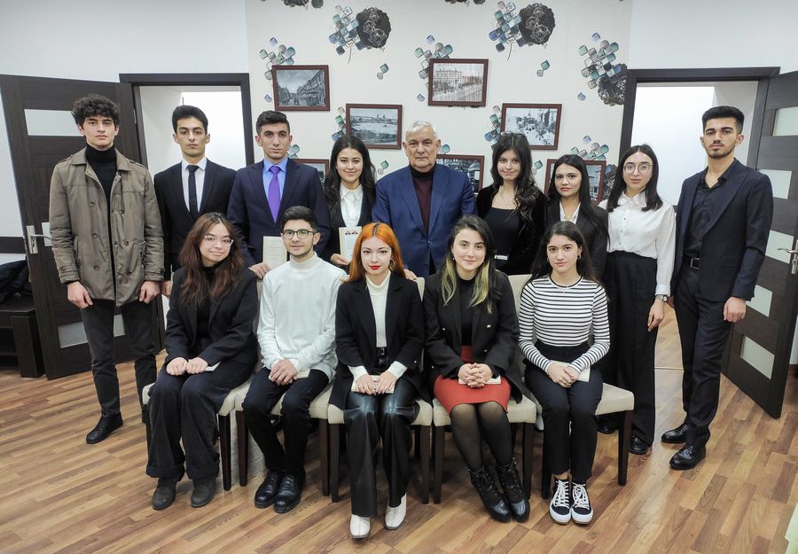 Rektor yüksək nəticə göstərən tələbələrlə görüşdü