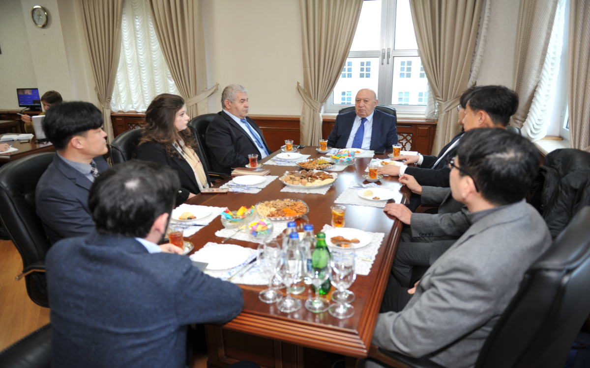 Rektor Koreya universitetinin nümayəndələri ilə görüşüb