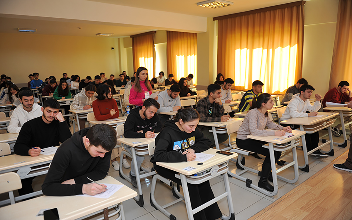 BMU tələbələr üçün TOPİK imtahanı keçirib