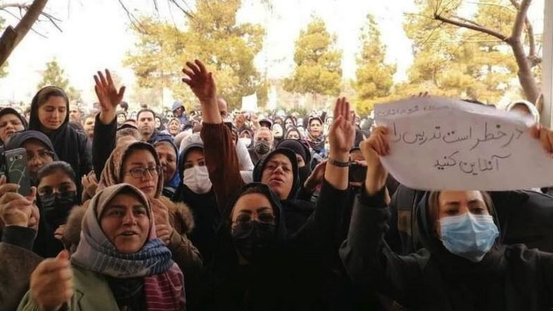 İranda məktəbə getmək istəyən qızları ZƏHƏRLƏYİRLƏR