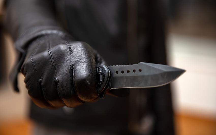 Bakıda 14 yaşlı yeniyetmə bıçaqla hədələnib