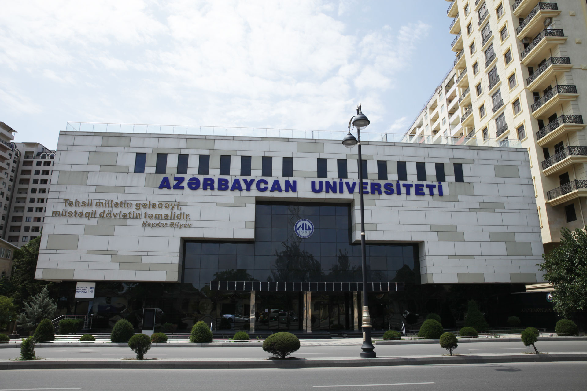 Azərbaycan Universiteti bu məzunlara ikili diplom verəcək 