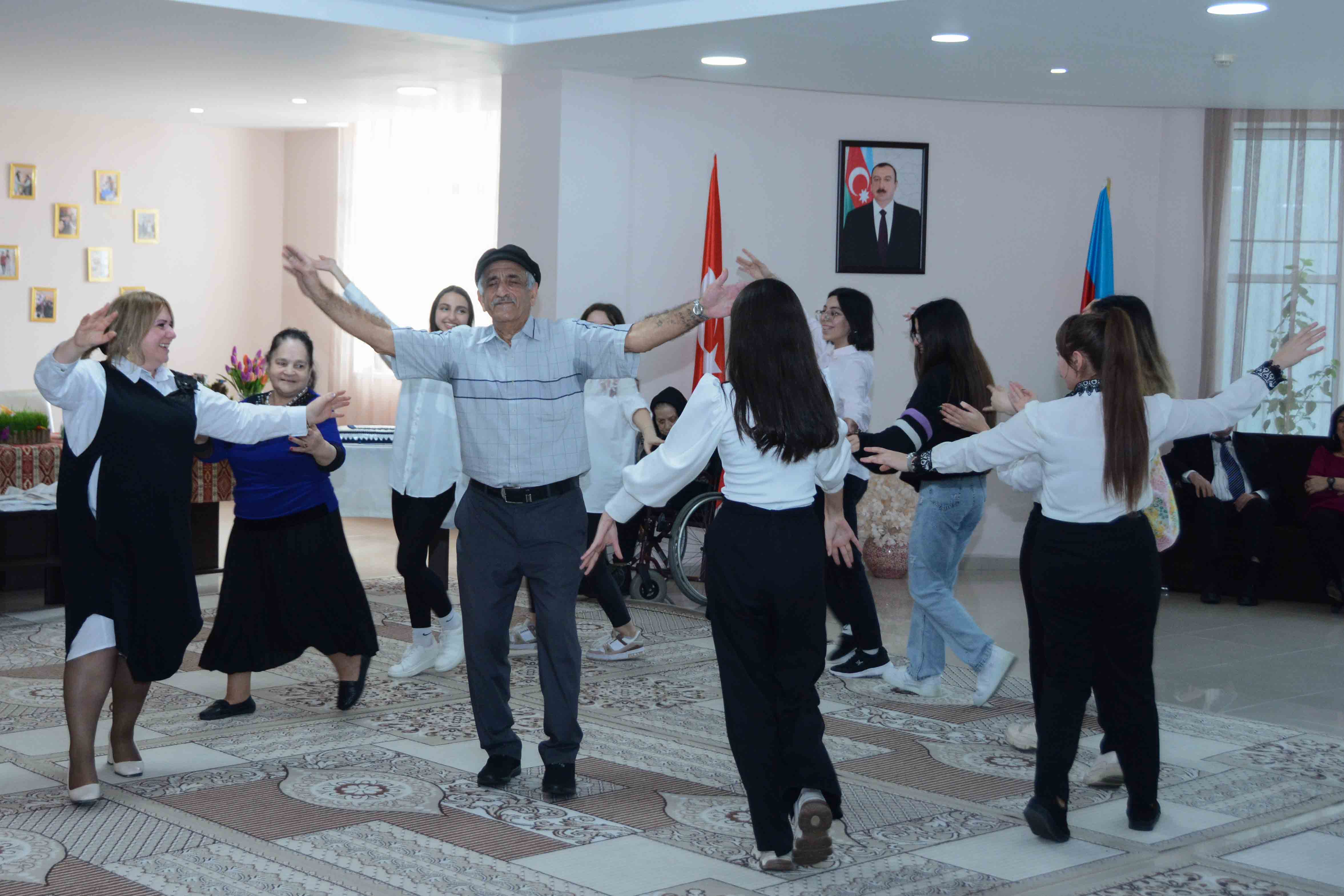UNEC Novruz bayramını “Qocalar evi”ndə qeyd edib