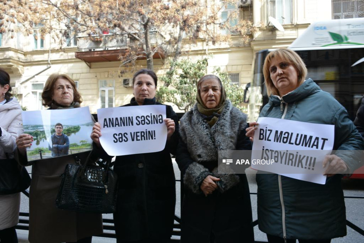 İtkin tələbənin yaxınları İran səfirliyi qarşısında aksiya keçirdi