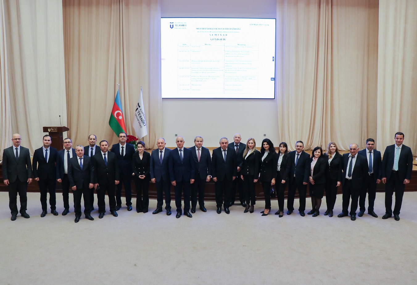 AzTU “Müasir energetikada kadr hazırlığı”nı müzakirə edib
