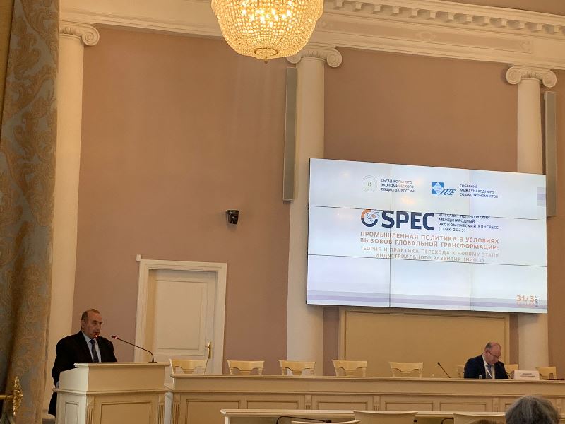 UNEC-in professoru Sankt-Peterburq İqtisadi Konqresində çıxış edib