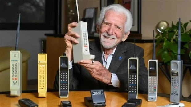 İlk mobil telefonun 94 yaşlı ixtiraçısı hər il yeni iPhone alır