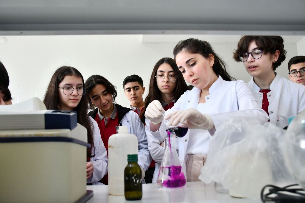 Zirvə liseyinin şagirdləri bu universitetdə oldular