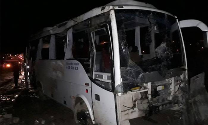 Şagirdləri daşıyan avtobus yük maşını ilə TOQQUŞDU