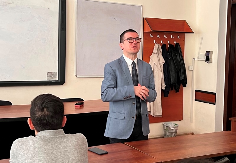 Polşalı professor UNEC-də mühazirə keçib
