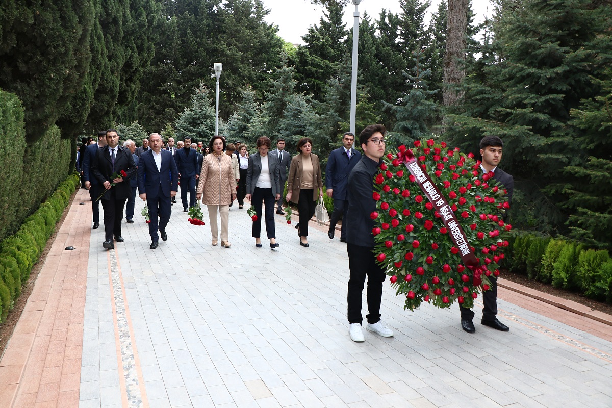 AzMİU kollektivi ulu öndər Heydər Əliyevin məzarını ziyarət edib