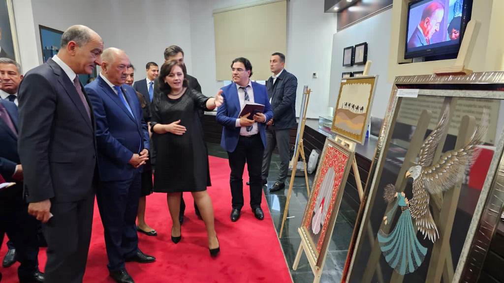 BMU müəlliminin yaradıcılıq sərgisi keçirilib