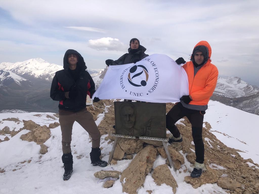 Müəllim və tələbələr “Heydər Əliyev Zirvəsi”nə yürüş edib