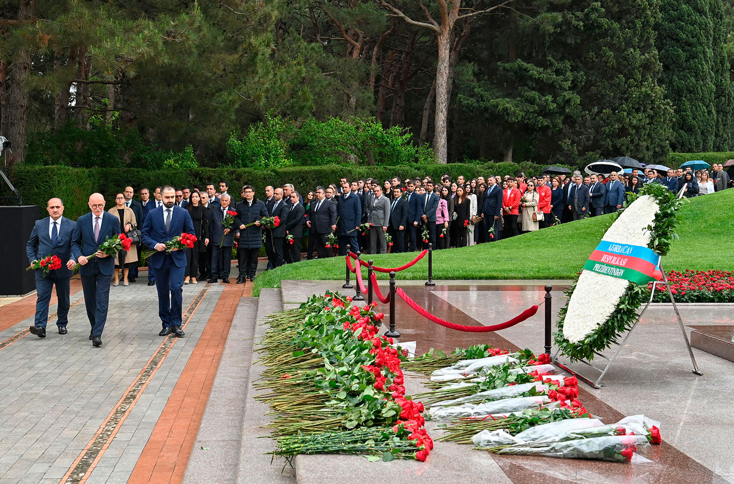 BŞTİ kollektivi Fəxri xiyabanı ziyarət edib