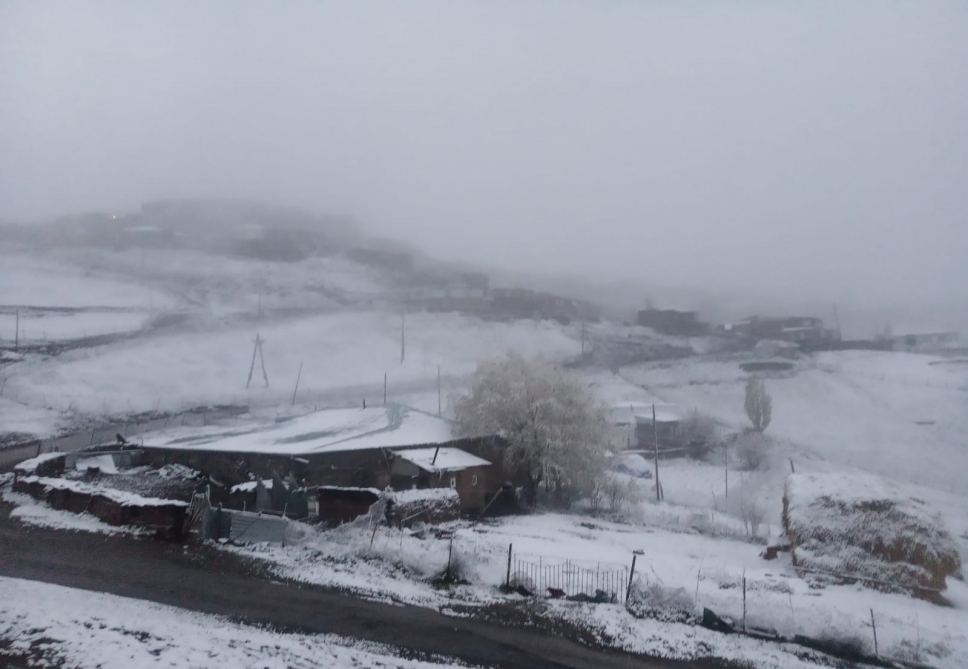 Bəzi rayonlara qar yağıb
