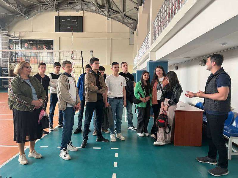 264 saylı məktəb-liseyin şagirdləri UNEC-də olublar