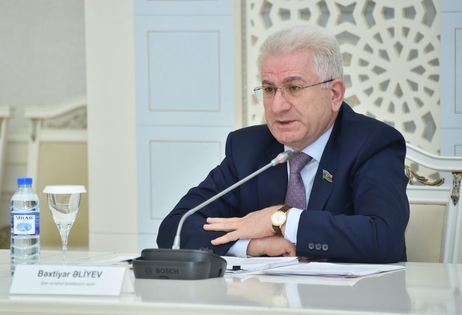 “Qırmızı diplomlu məzunları fərqləndirmək lazımdır” - Deputat