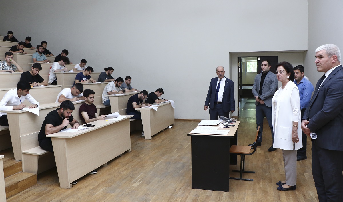 Rektor imtahanların gedişini izləyib