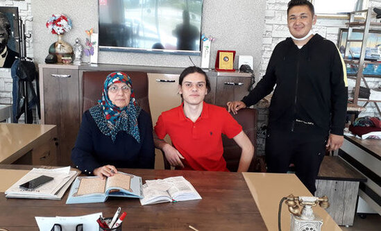68 yaşlı tələbə dərslərə kənddən onlayn qatılır