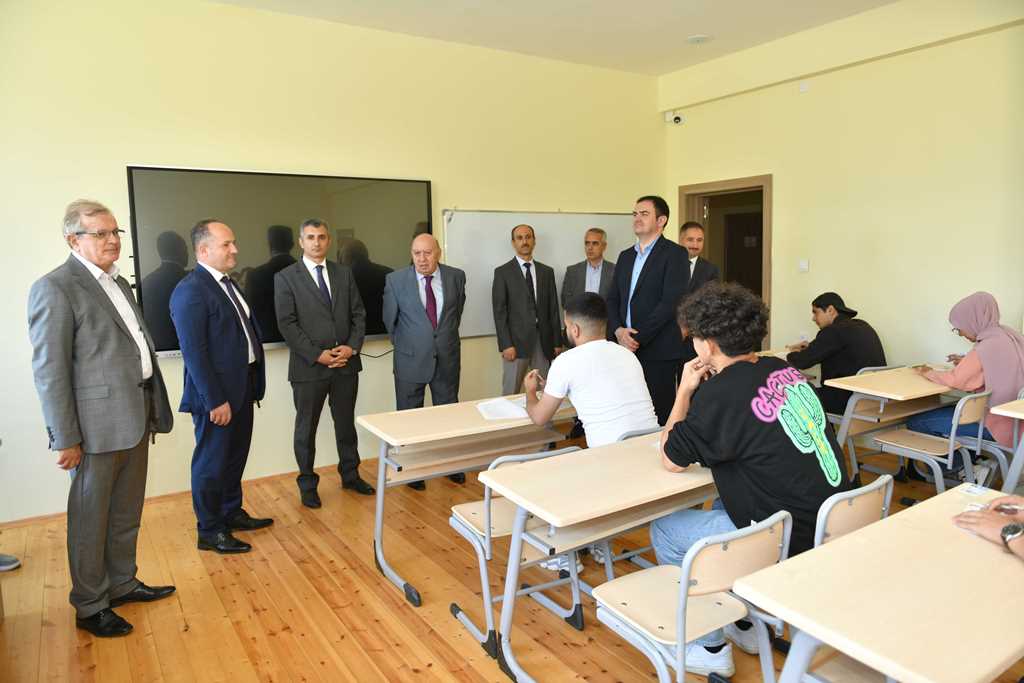 Rektor imtahan sessiyasının gedişi ilə tanış olub