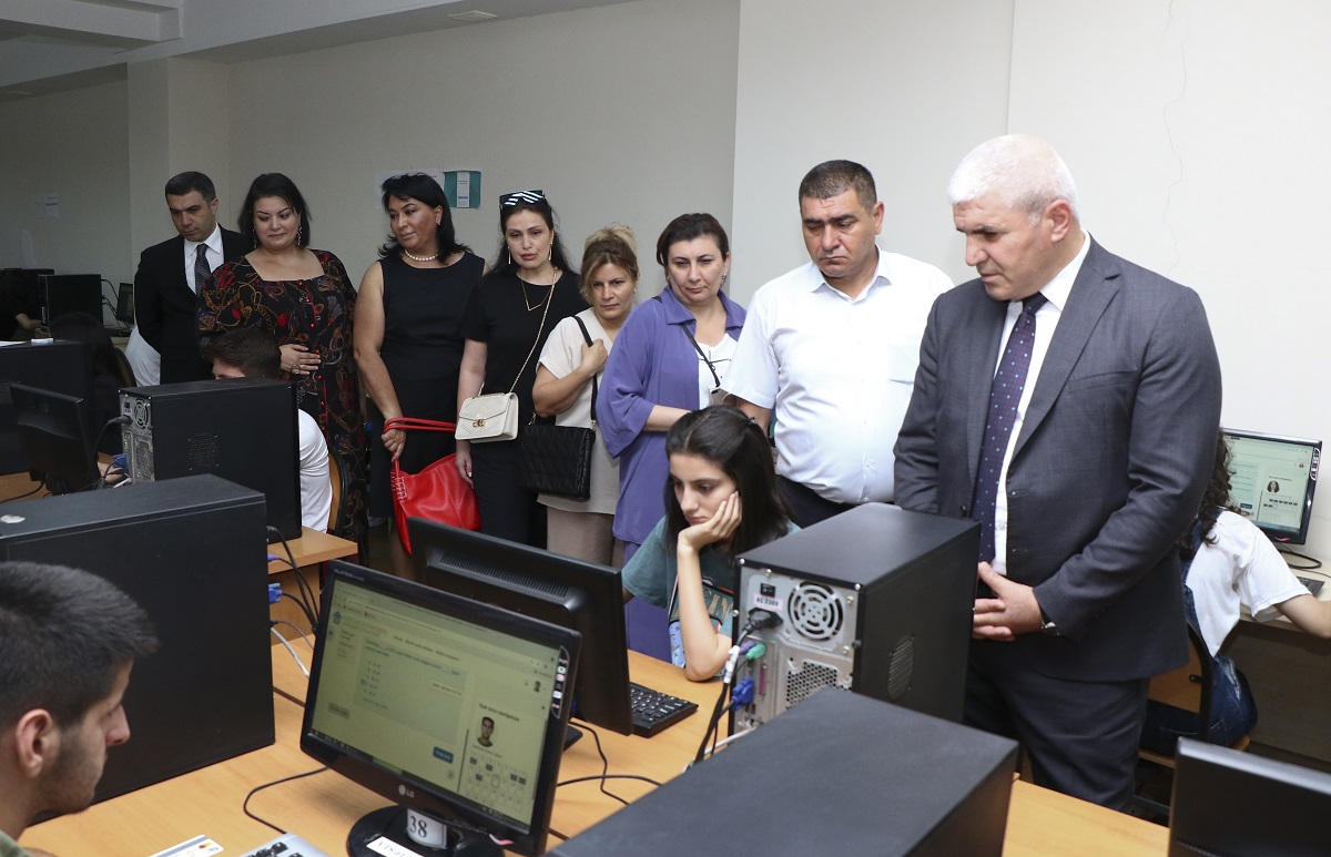 AzMİU-da valideynlər imtahan prosesini izləyiblər