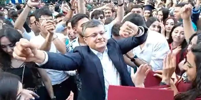 Prorektorun rəqsi GÜNDƏM OLDU – Maraqlı şərhlər + VİDEO  