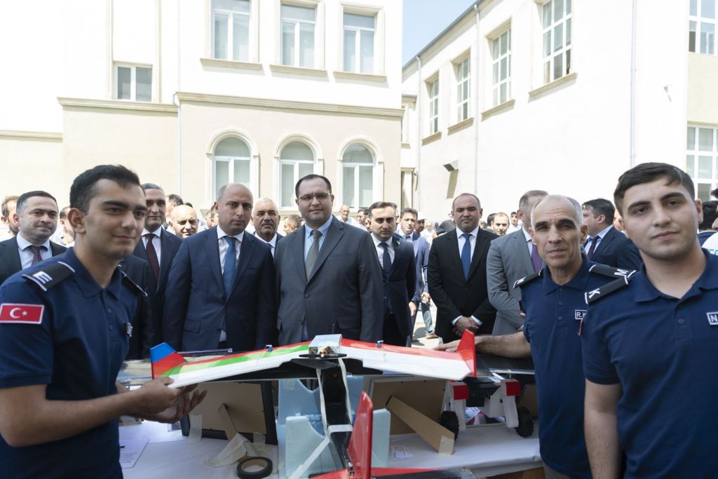 BMU tələbələri hazırladığı PUA və robotları nümayiş etdirib