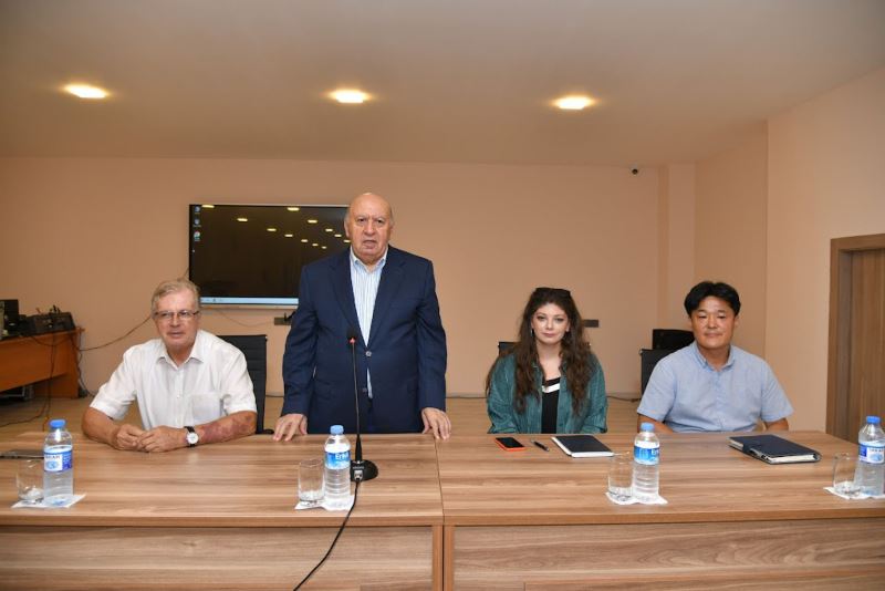 Rektor tələbələrlə görüşdü - FOTO