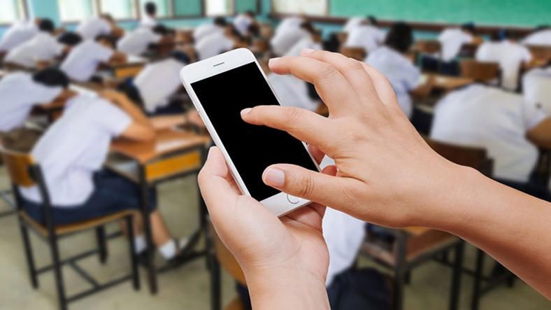 Türkiyədə məktəbə telefonla gəlmək qadağan olundu