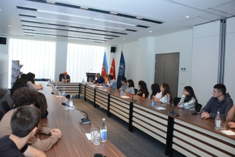 UNEC rektoru ikili diplom proqramının ilk tələbələri ilə görüşüb