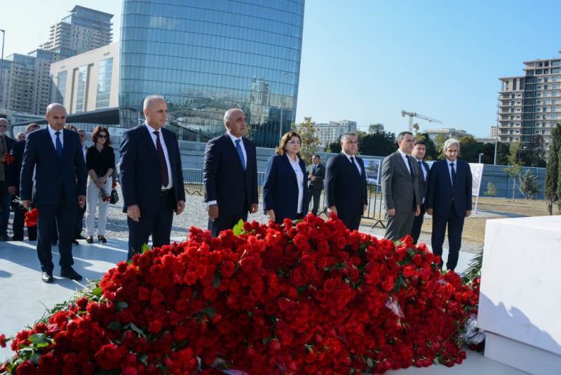 UNEC kollektivi Zəfər parkında olub