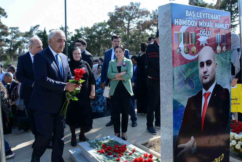 UNEC kollektivi şəhid tələbə və məzunlarının məzarlarını ziyarət edib