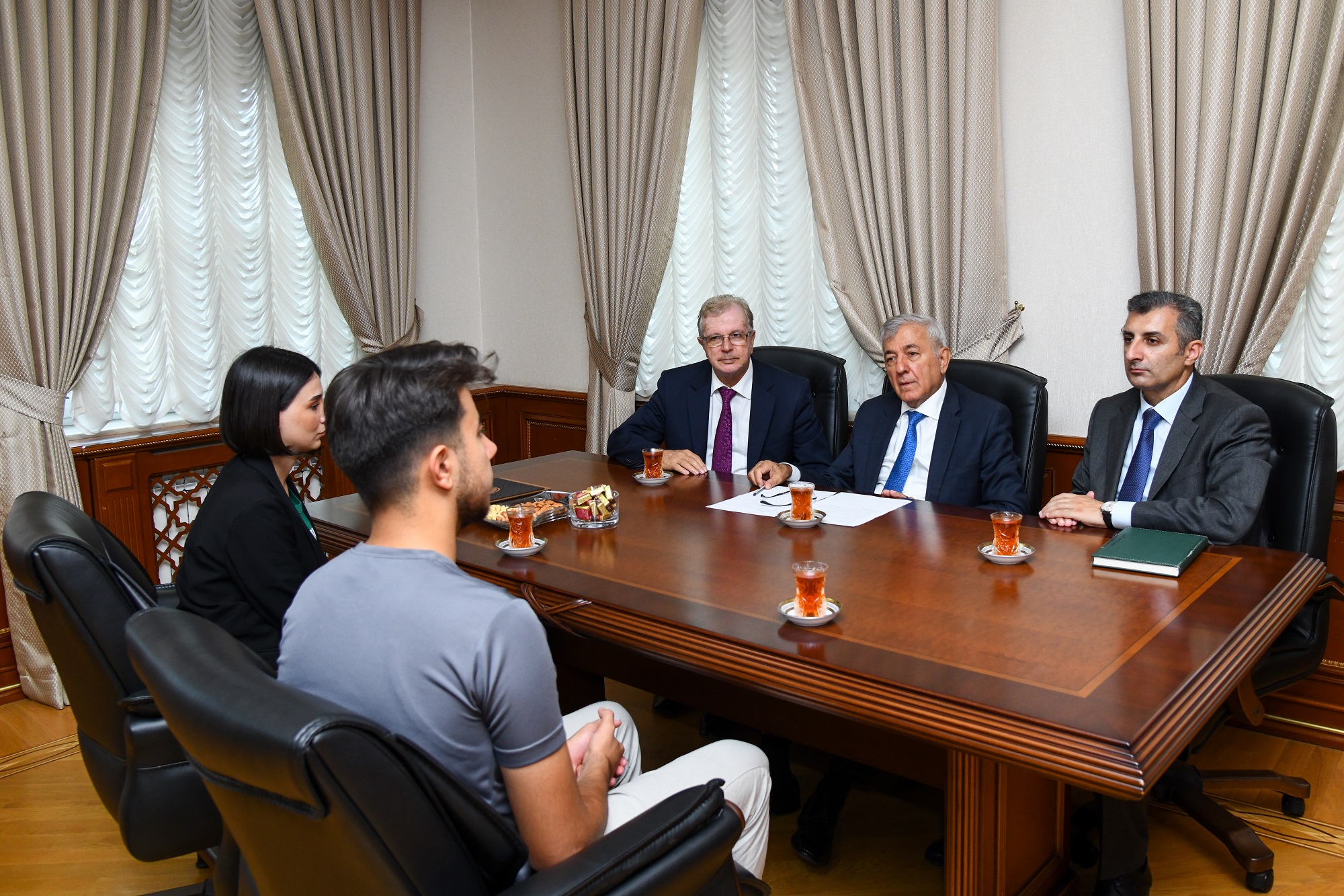 Rektor şəhid ailələrinin üzvləri olan tələbələrlə görüşüb