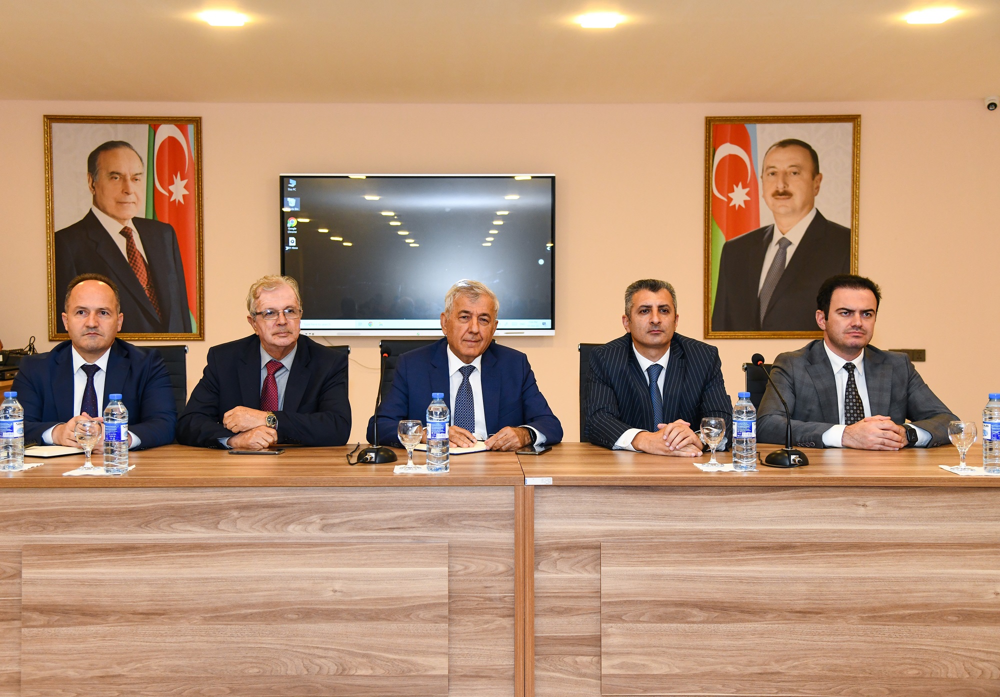 Rektor oğlanlar yataqxanasında yaşayan tələbələrlə görüşüb