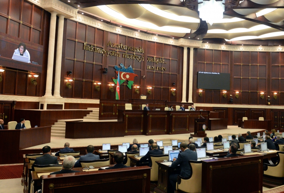 Bu təhsil müəssisəsinə qəbul ediləcək şəxslərlə müqavilə bağlanılacaq