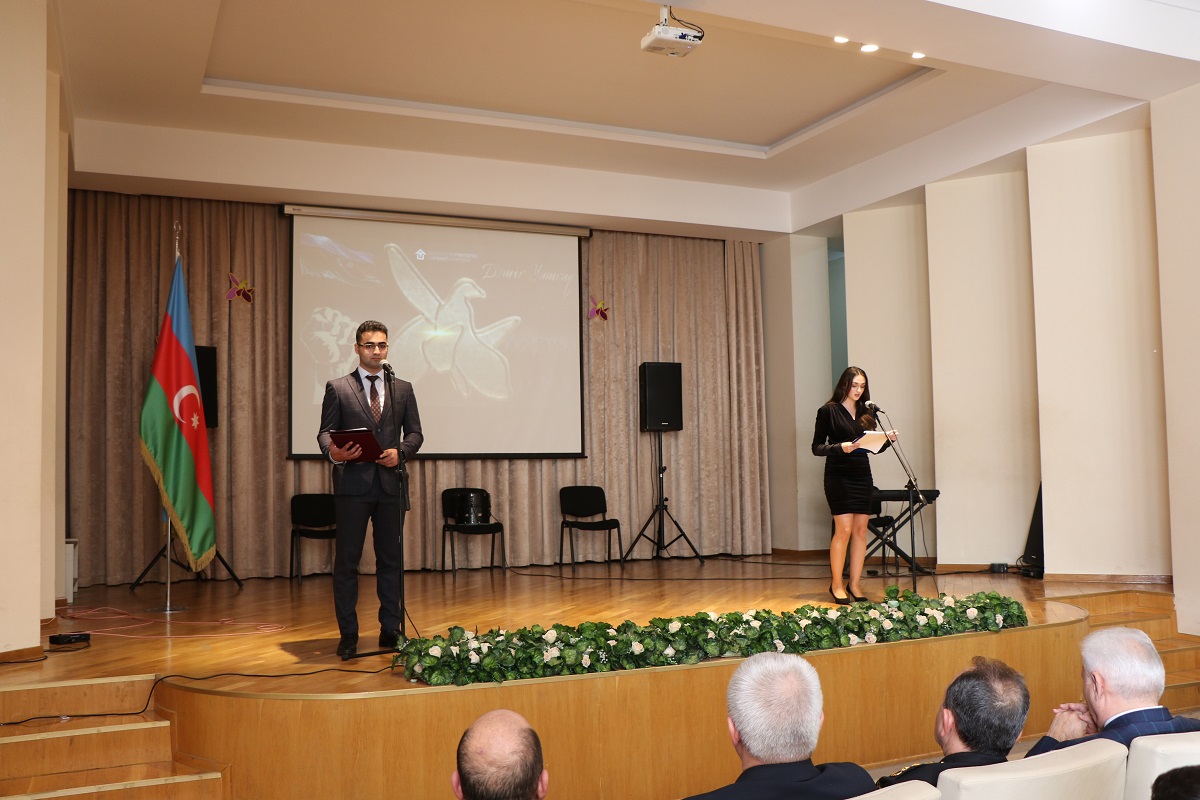 Zəfər Günü tədbirində rektor Şəhidlərin adlarını səsləndirdi